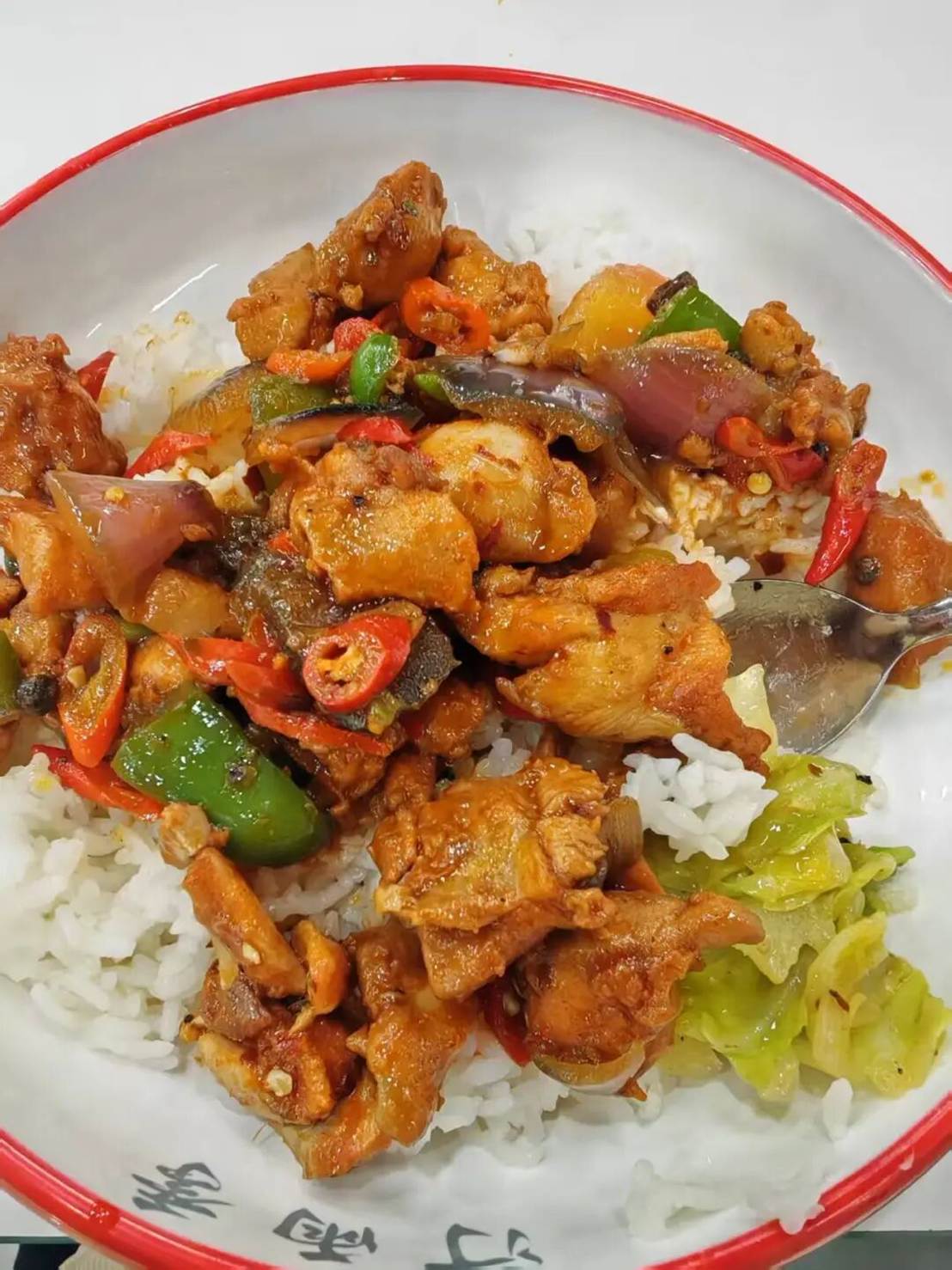 盘子里有肉和菜 AI 生成的内容可能不正确。