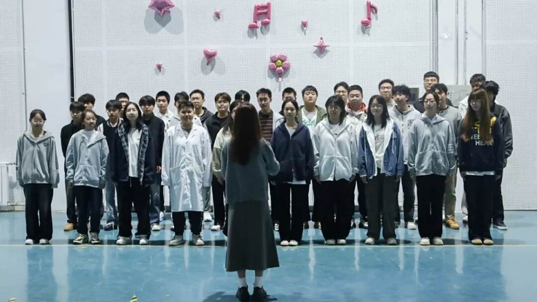 一群人站在一起 AI 生成的内容可能不正确。