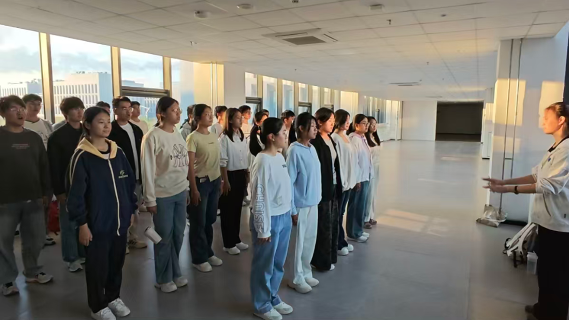 一群人站在室内 AI 生成的内容可能不正确。