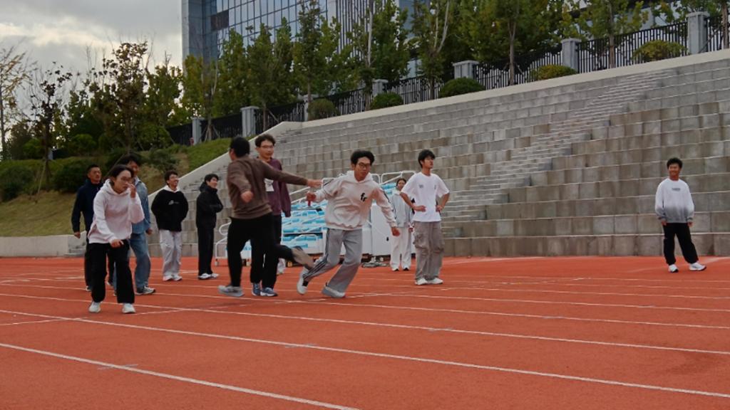 一群人在球场上打球 AI 生成的内容可能不正确。